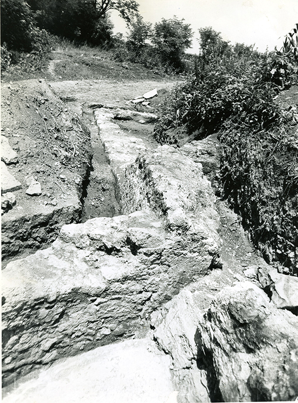 Arhivska fotografija iskopanog unutrašnjeg segmenta objekta na lokalitetu Kalište